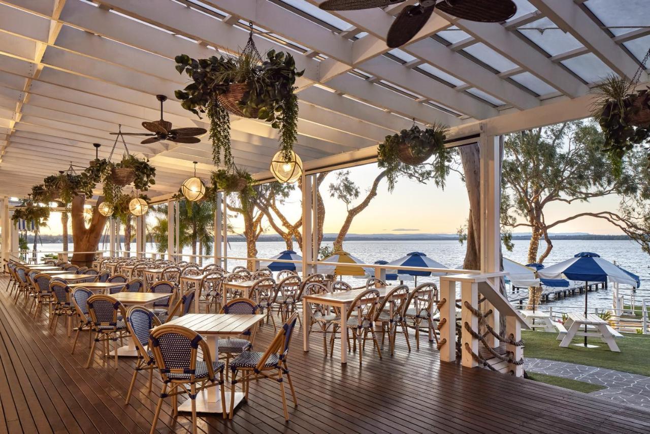 The Beachcomber Hotel & Resort, Ascend Hotel Collection 투클리 외부 사진 The Deck at the InterContinental Sanctuary Cove Resort