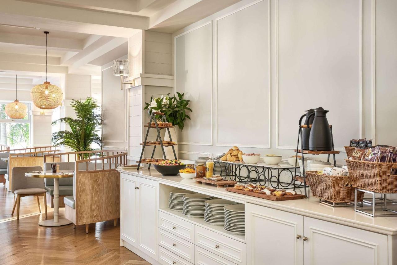The Beachcomber Hotel & Resort, Ascend Hotel Collection 투클리 외부 사진 The buffet at the hotel