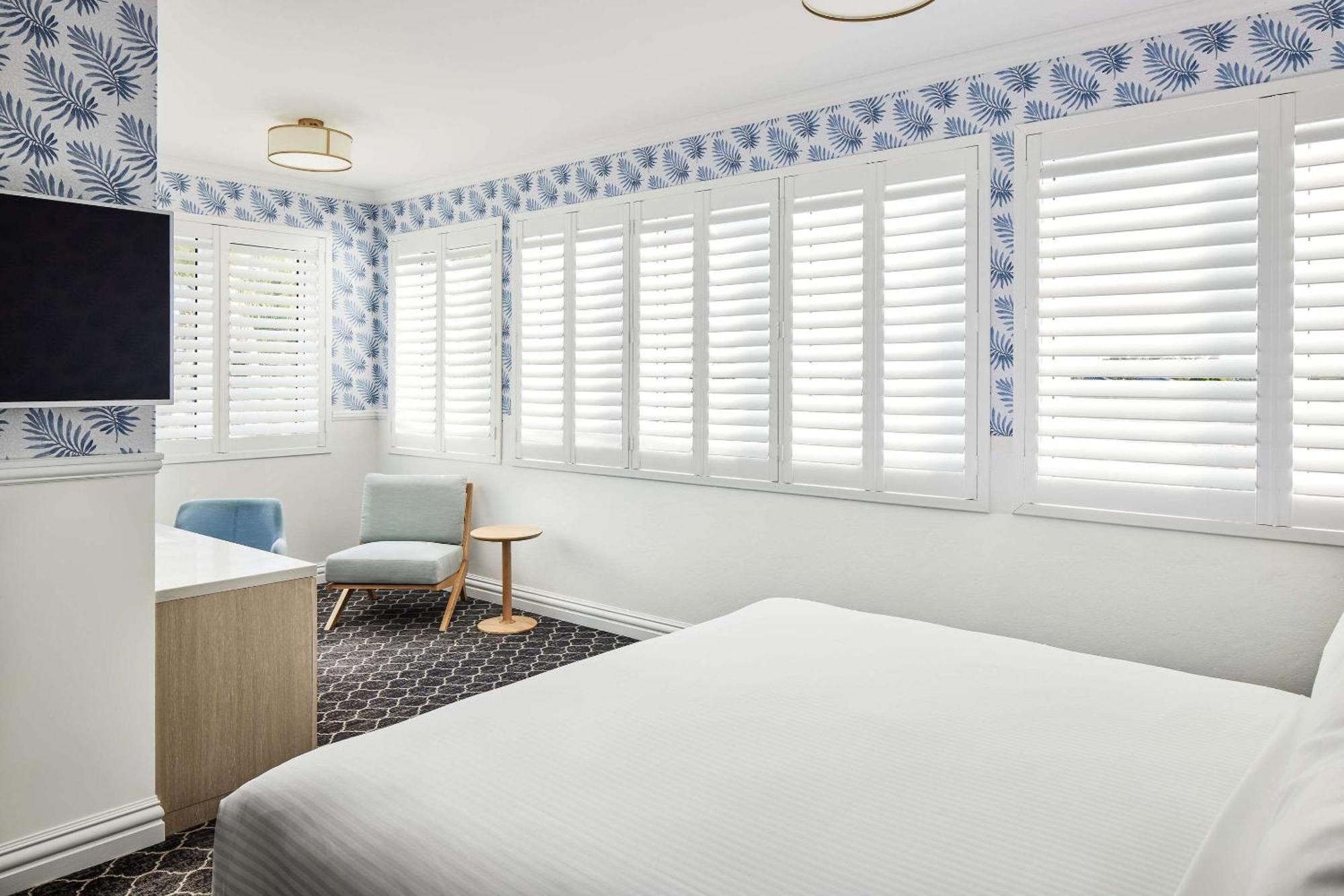 The Beachcomber Hotel & Resort, Ascend Hotel Collection 투클리 외부 사진 A bedroom with shutters