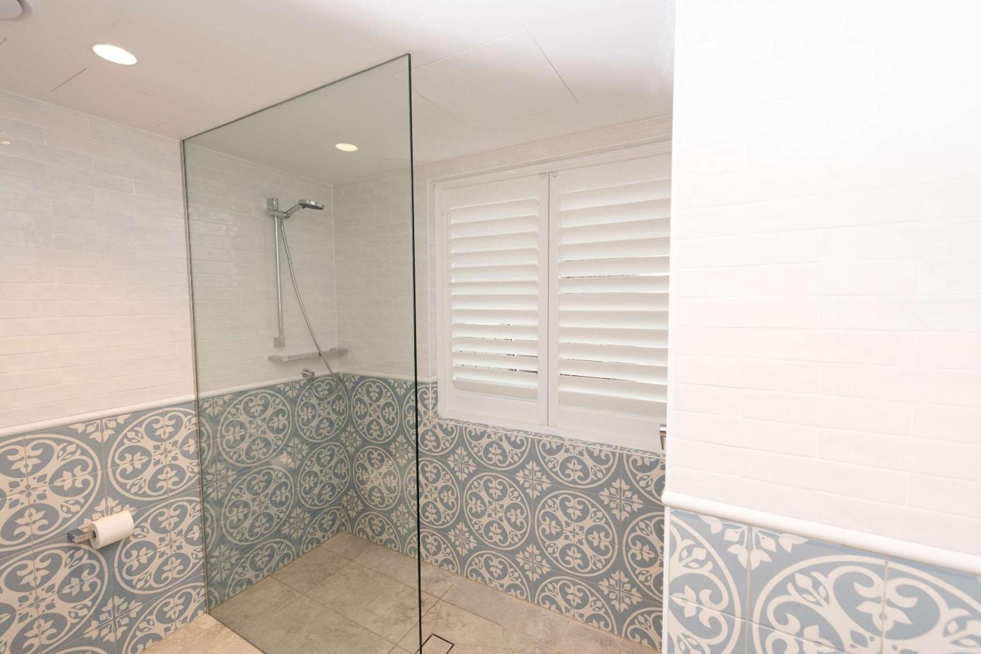 The Beachcomber Hotel & Resort, Ascend Hotel Collection 투클리 외부 사진 Bathroom shutters
