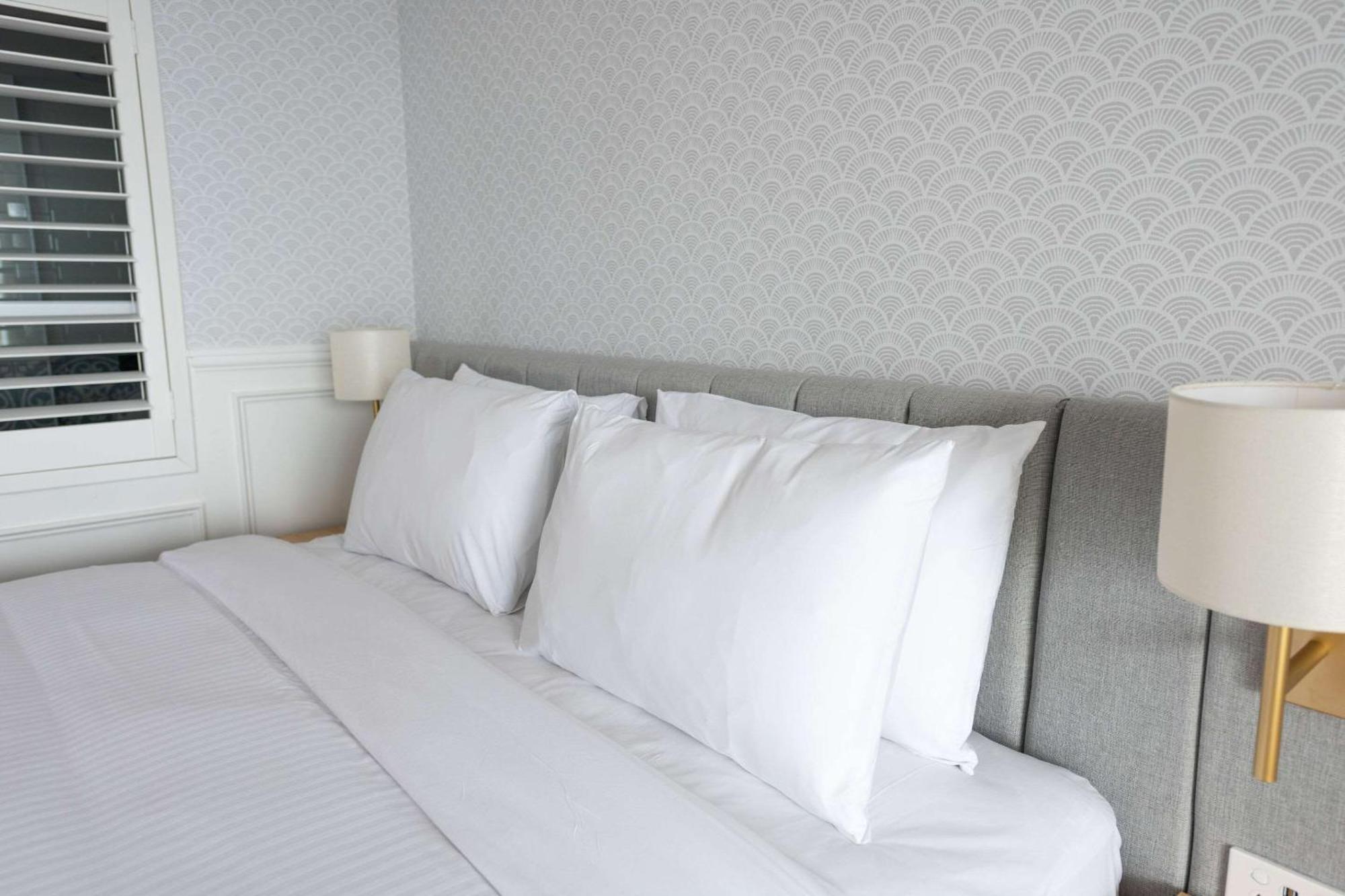 The Beachcomber Hotel & Resort, Ascend Hotel Collection 투클리 외부 사진 Pillows on a bed