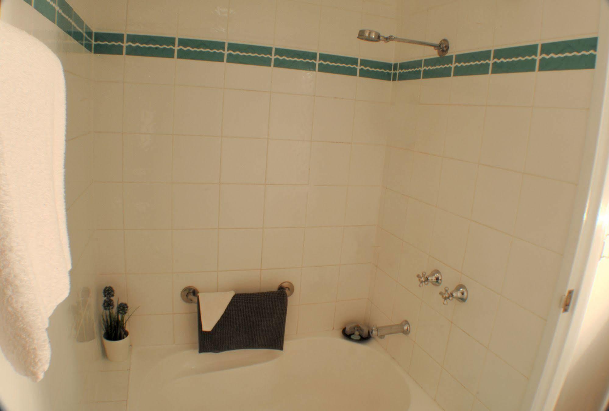 The Beachcomber Hotel & Resort, Ascend Hotel Collection 투클리 외부 사진 A shower with a shower head and a body spray