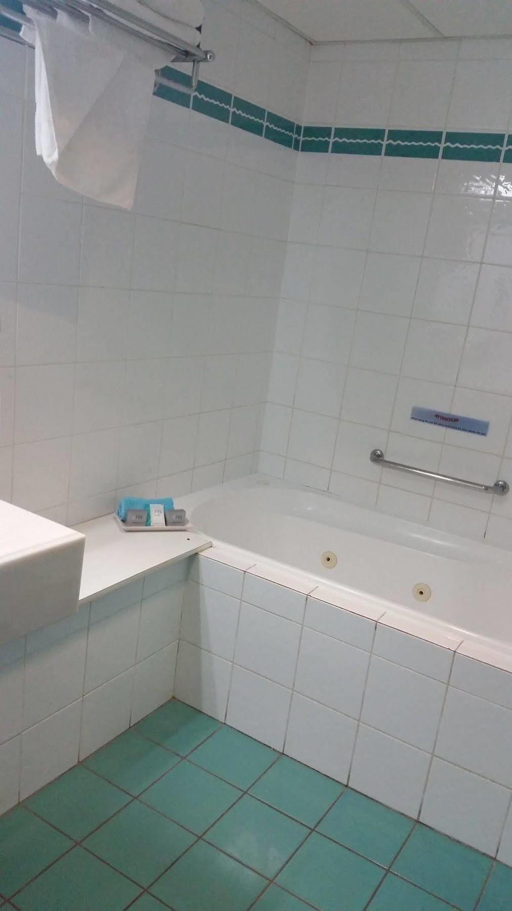 The Beachcomber Hotel & Resort, Ascend Hotel Collection 투클리 외부 사진 A bathtub in a hotel