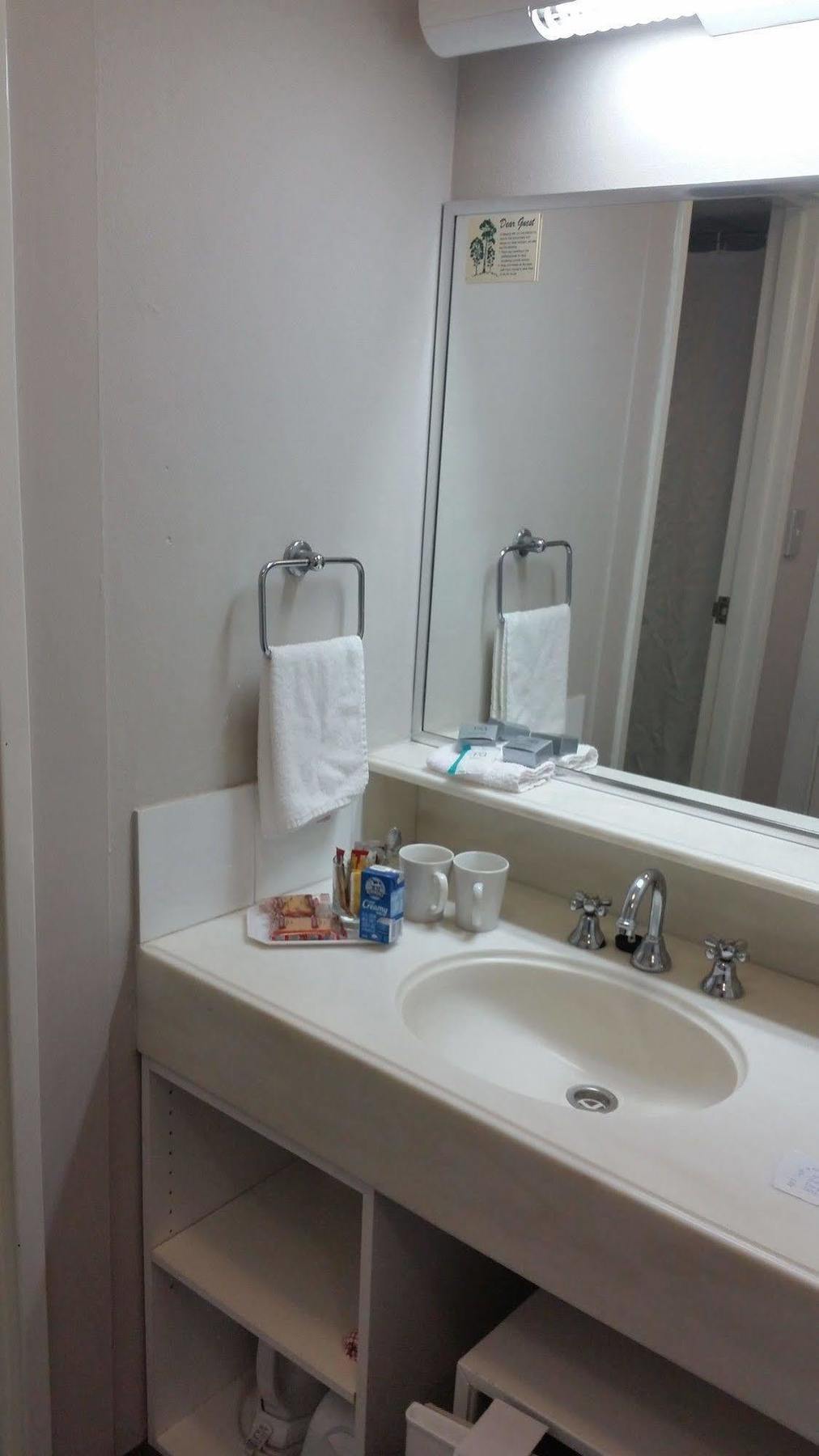 The Beachcomber Hotel & Resort, Ascend Hotel Collection 투클리 외부 사진 A typical bathroom in a hotel room