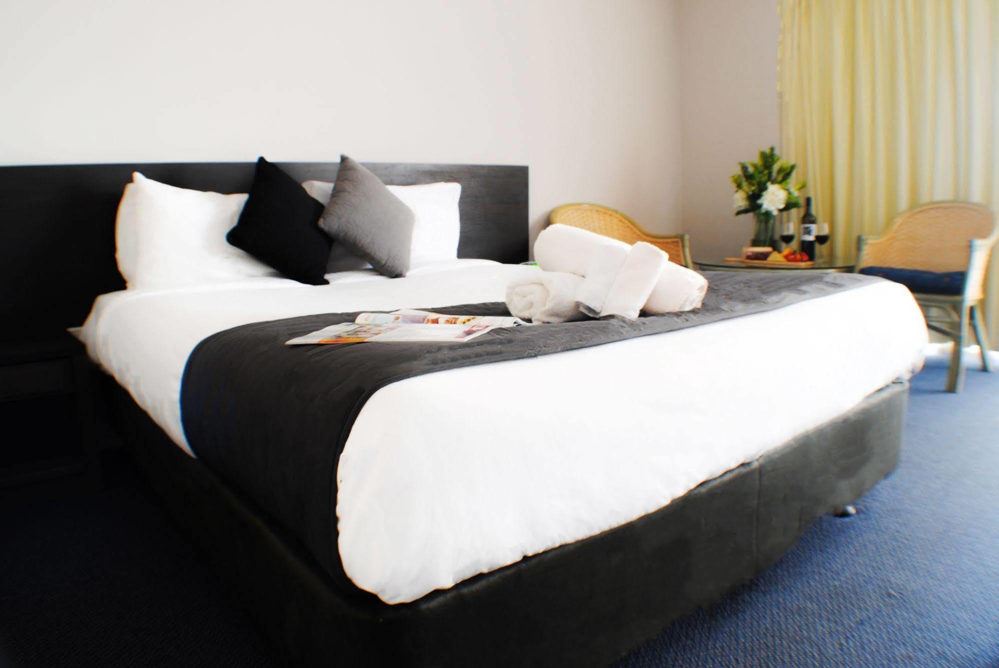 The Beachcomber Hotel & Resort, Ascend Hotel Collection 투클리 외부 사진 A bed
