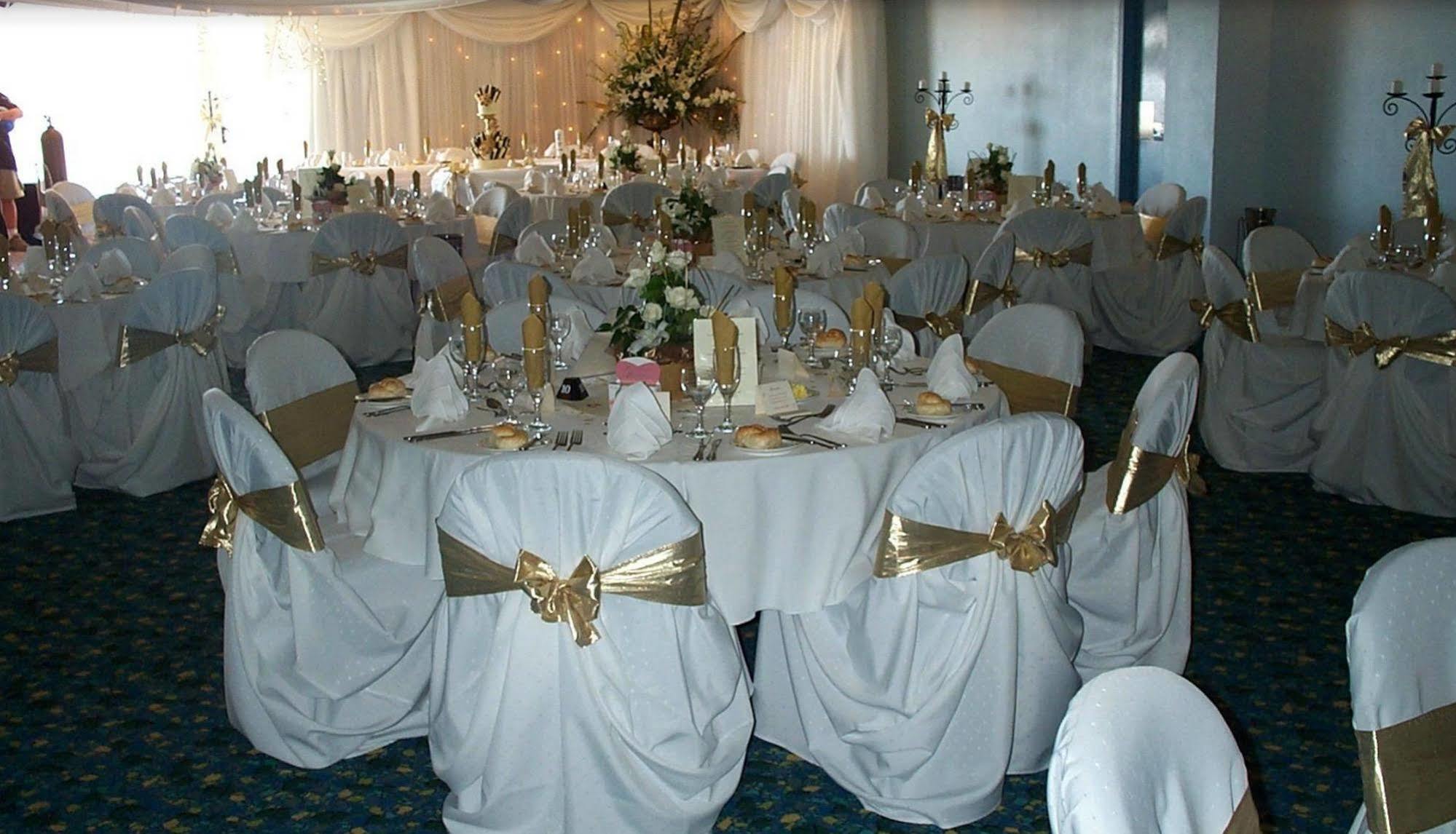 The Beachcomber Hotel & Resort, Ascend Hotel Collection 투클리 외부 사진 A wedding reception